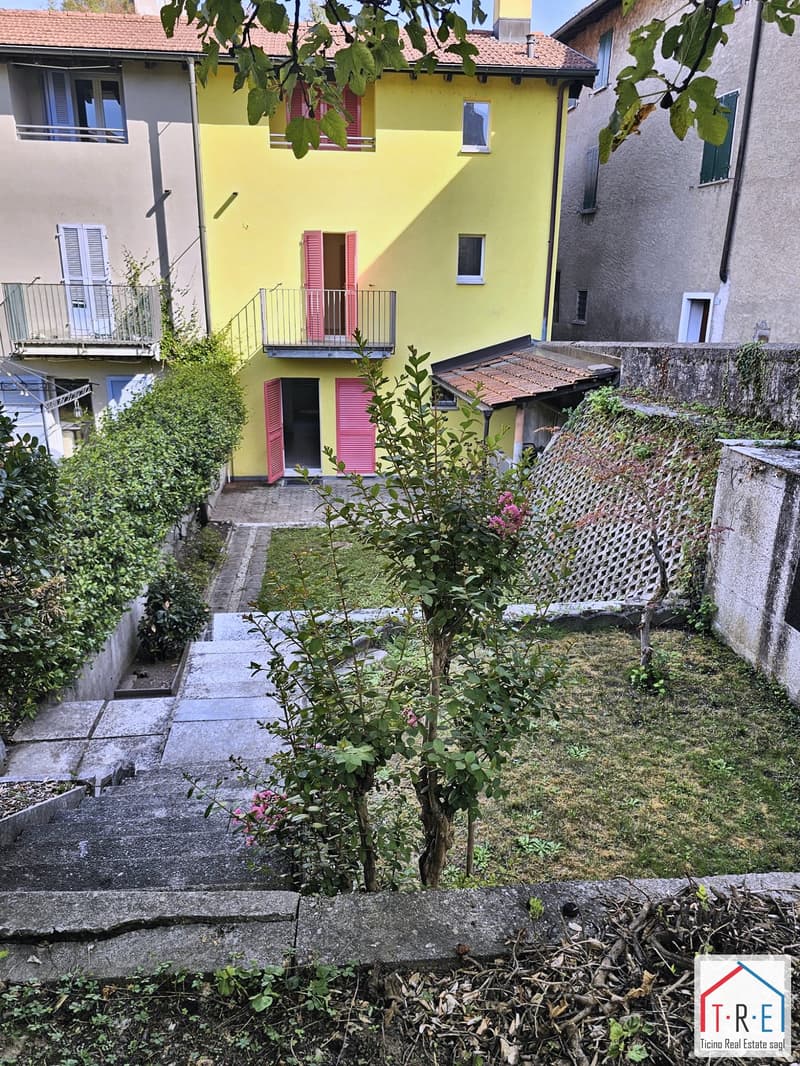 Stabio | Casa nel nucleo con giardino privato, terrazze e posteggio (2)