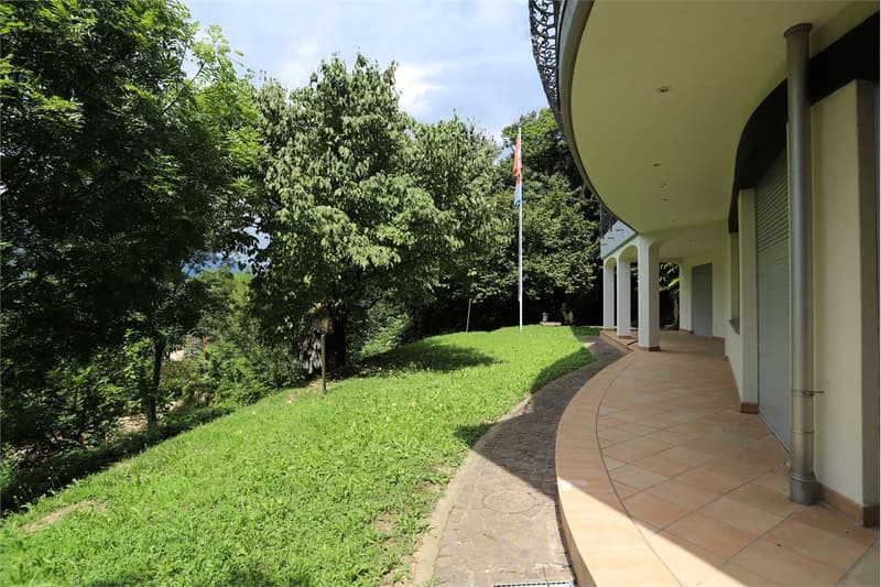 Villa avec piscine intérieure à Vezia (13)