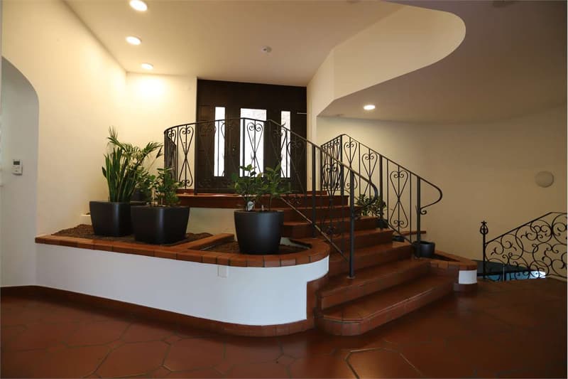 Villa avec piscine intérieure à Vezia (6)