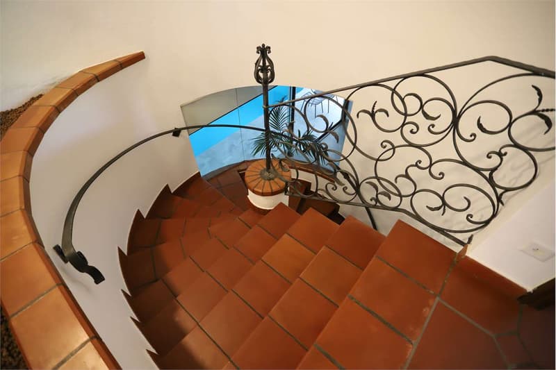 Villa avec piscine intérieure à Vezia (7)