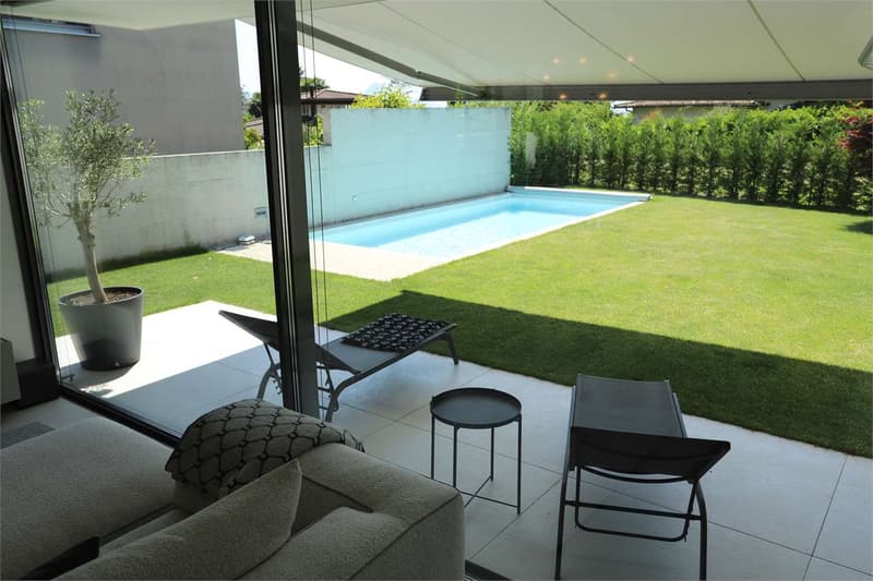 Villa with Garden and Pool (2)
