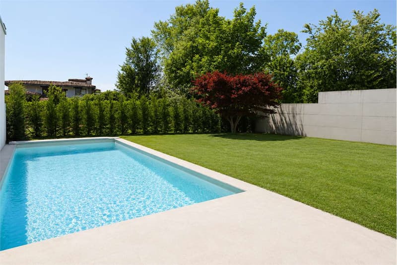 VILLA CON GIARDINO E PISCINA (4)