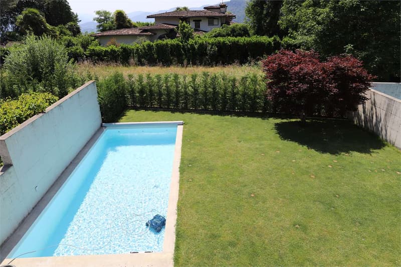 Villa with Garden and Pool (4)