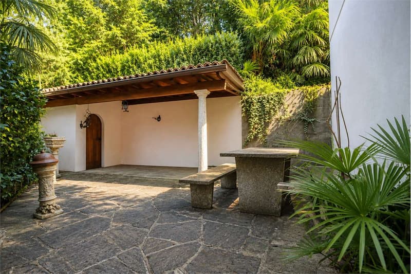 Lakeside Villa with Private Dock in Montagnola (8)
