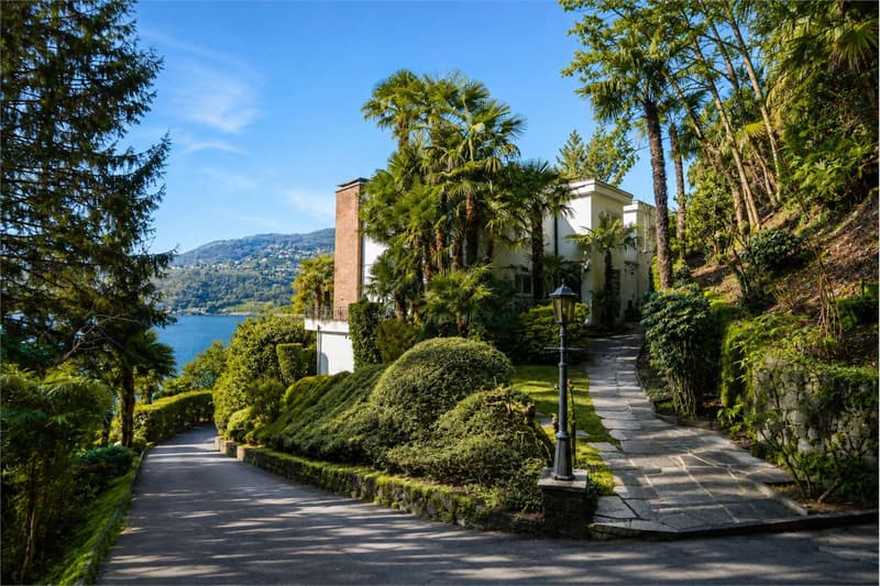 Lakeside Villa with Private Dock in Montagnola (6)