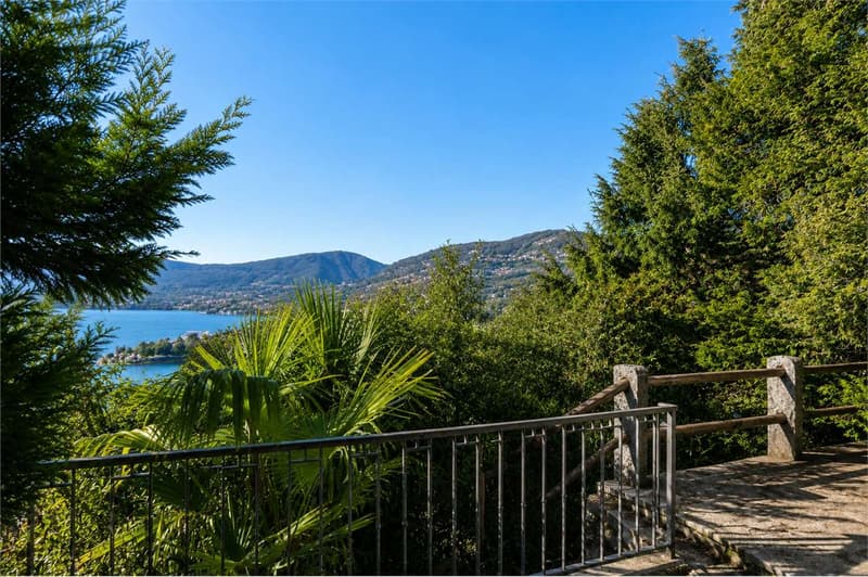 Lakeside Villa with Private Dock in Montagnola (11)