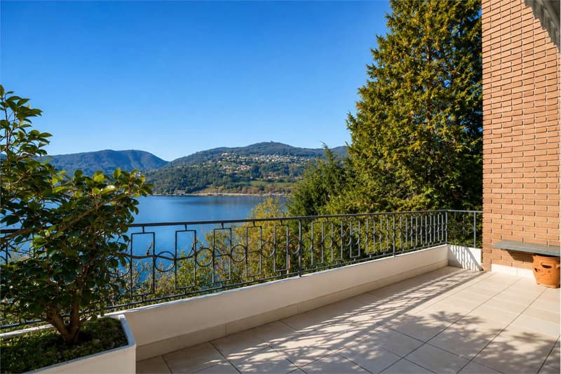 Lakeside Villa with Private Dock in Montagnola (10)