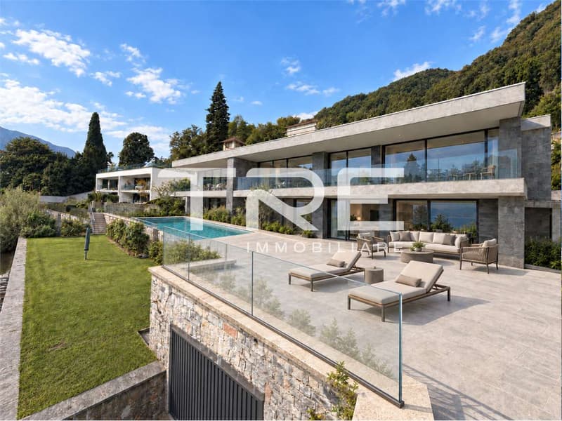 Nuova Villa FRONTE LAGO con DUE DARSENE private (2)
