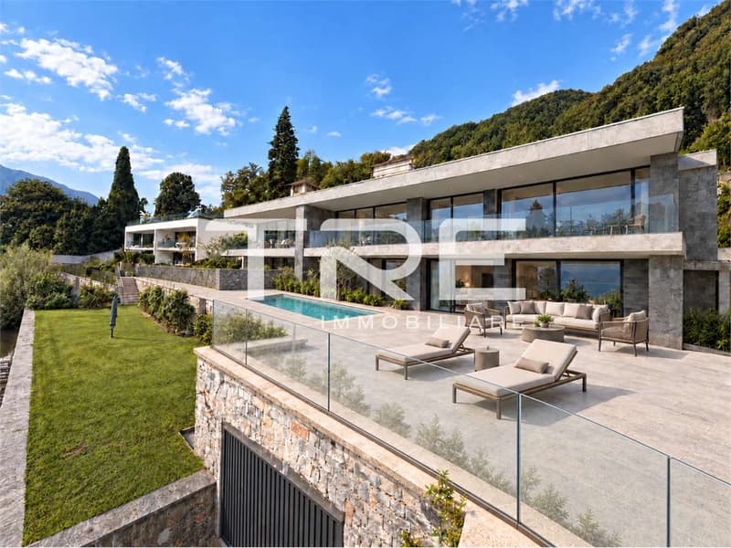 Nuova Villa FRONTE LAGO con DUE DARSENE private (1)