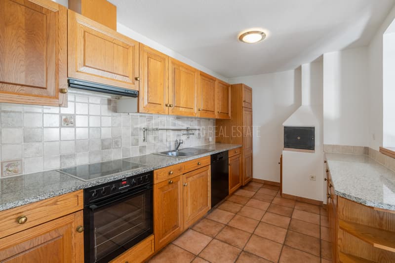 Geräumige 5.5-Zimmer-Villa, umgeben von Grün, nur zwei Schritte von der Stadt entfernt (11)