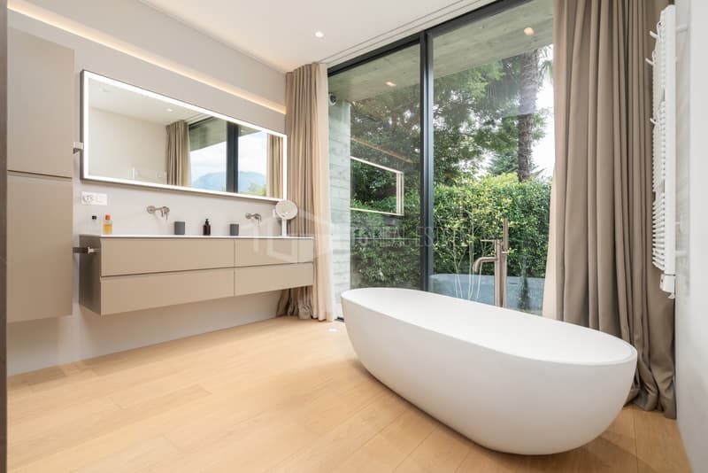 Villa moderne élégante immergée dans le vert (2)