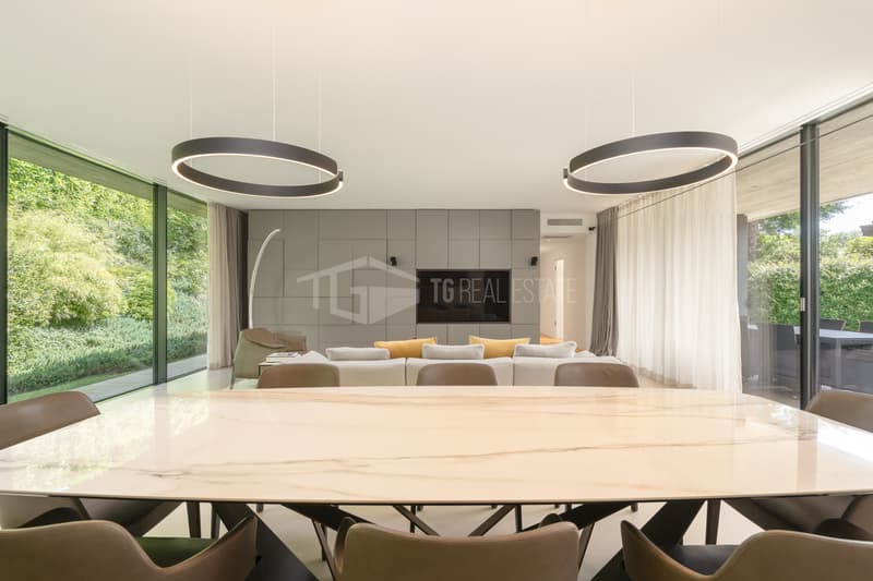 Villa moderne élégante immergée dans le vert (9)