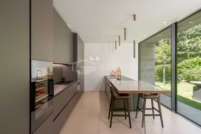 Villa moderne élégante immergée dans le vert (11)