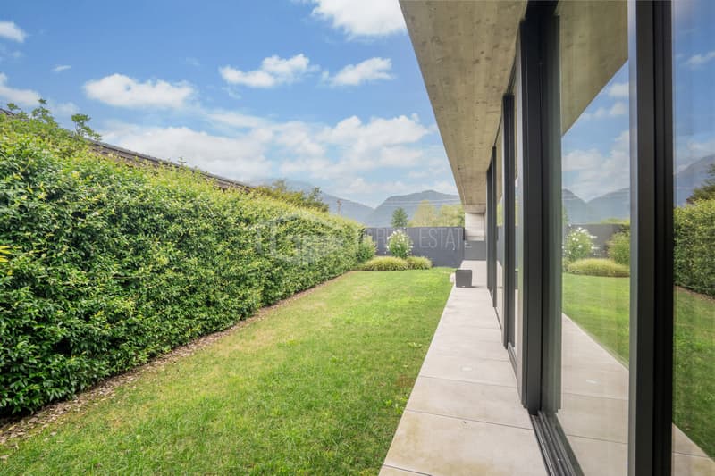 Villa moderne élégante immergée dans le vert (13)
