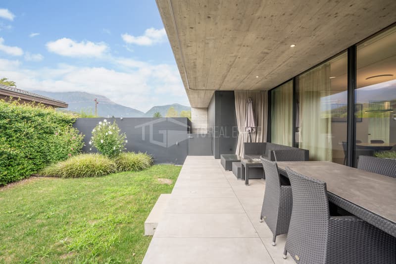 Villa moderne élégante immergée dans le vert (12)