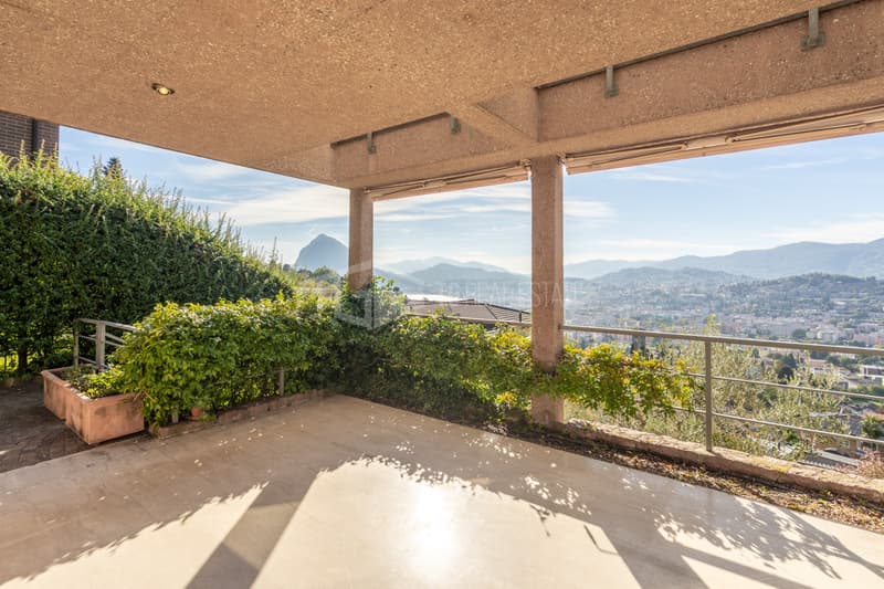 Villa avec piscine et vue sur le lac (8)
