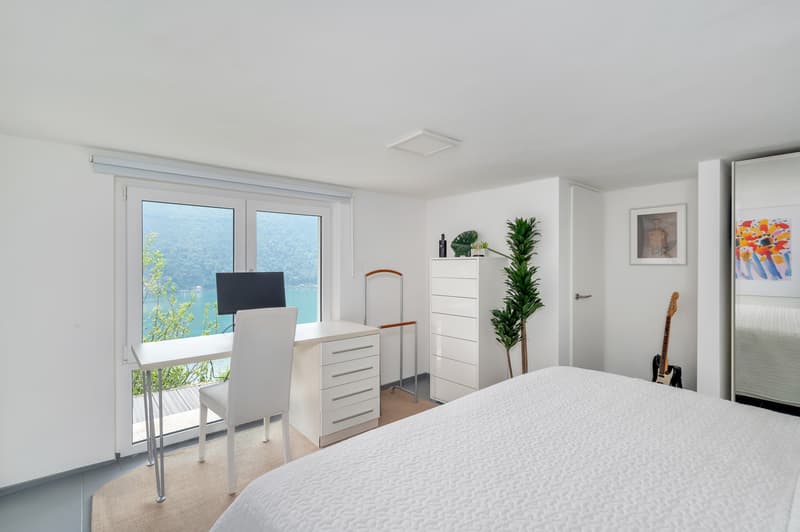 MAISON AVEC VUE SUR LE LAC ET GRAND JARDIN (3)