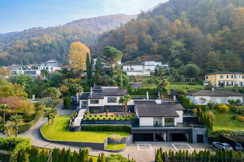 Prestigöses Anwesen mit Seeblick, Pool und privater Anlegestelle (1)