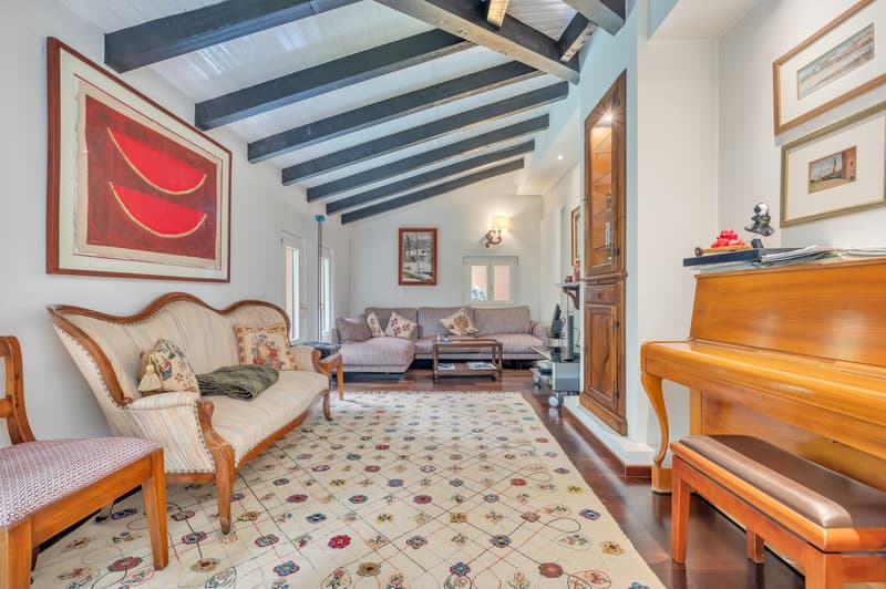 GRANDE VILLA CON GIARDINO E PISCINA. (6)