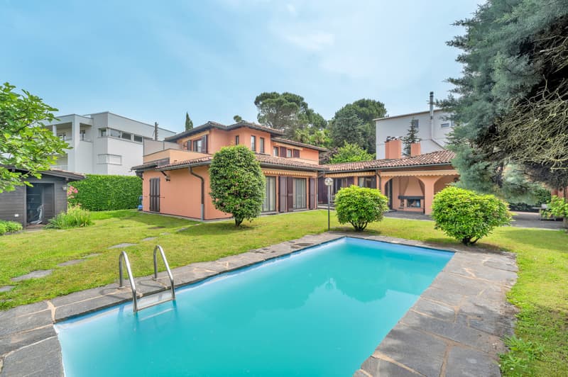 GRANDE VILLA CON GIARDINO E PISCINA. (1)