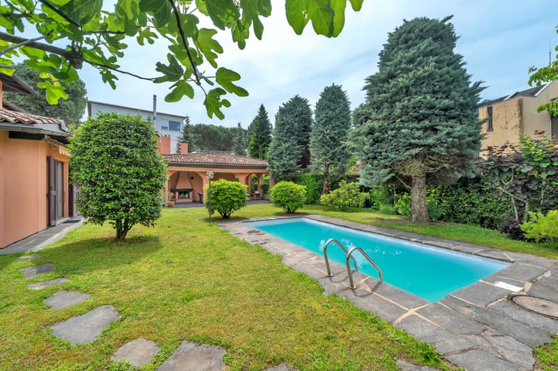 Villa of 8.5 rooms with garden and pool (2)