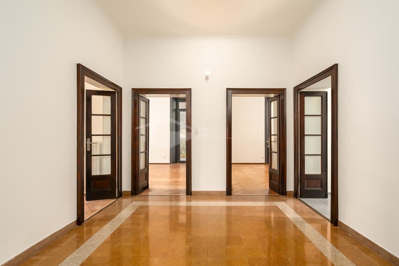 Elegantes 4.5-Zimmer-Wohnung in einem Altbau in der Lugano-Innenstadt (3)