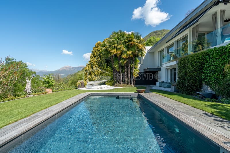 Moderne Villa mit Pool und Seeblick (2)