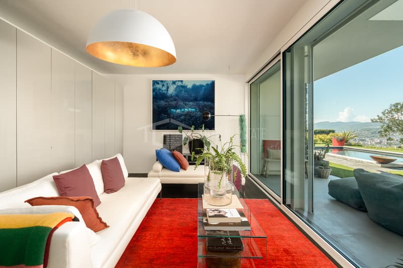 Moderne Villa mit Pool und Seeblick (9)