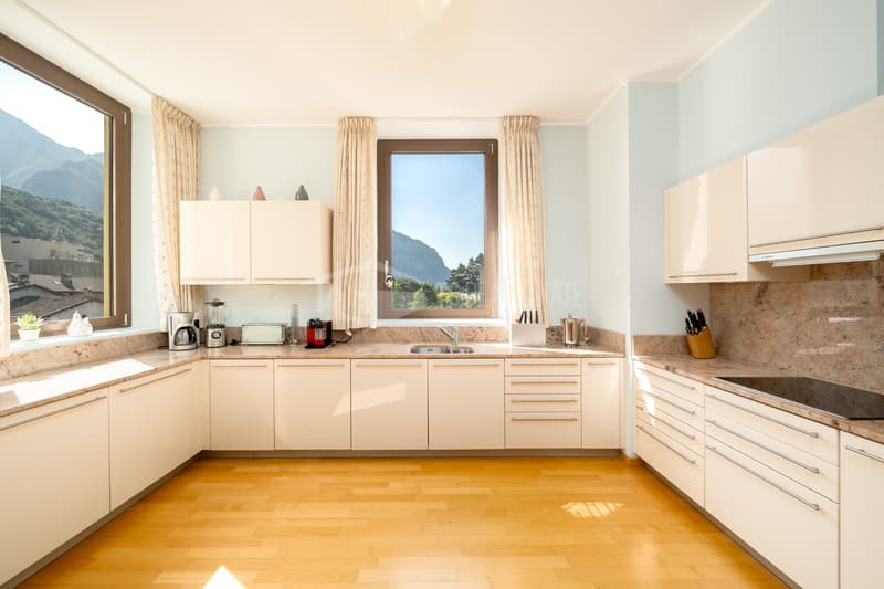 ATTICO CON VISTA LAGO IN ELEGANTE COMPLESSO STORICO (4)
