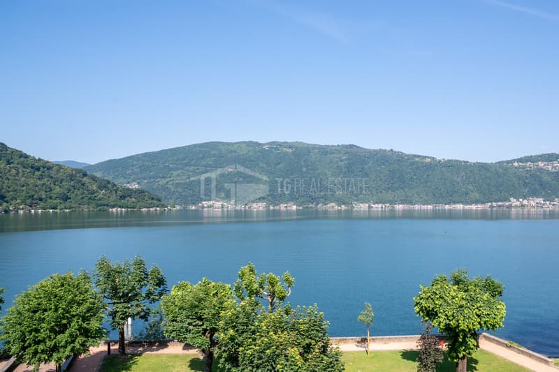 Attic with lake view in elegant historic complex (13)