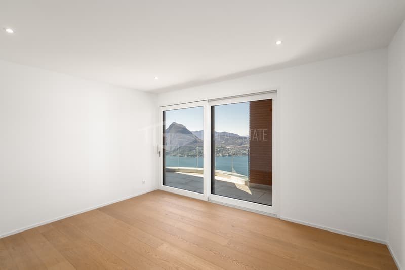 Magnificent Villa with Garden and Lake View (9)