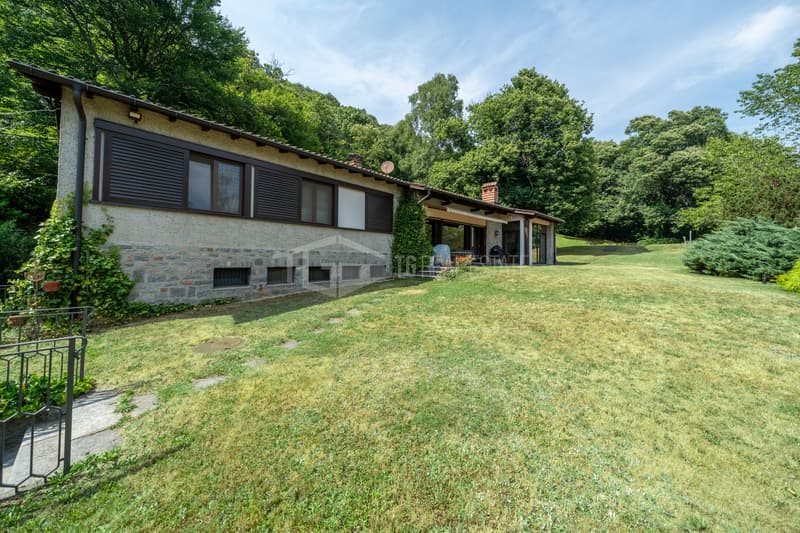 VILLA COMPLETAMENTE RISTRUTTURATA CON PARCO, PISCINA PANORAMICA E VISTA LAGO (2)
