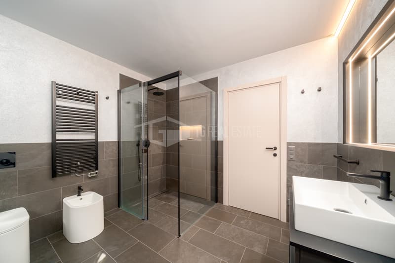 VILLA COMPLETAMENTE RISTRUTTURATA CON PARCO, PISCINA PANORAMICA E VISTA LAGO (5)