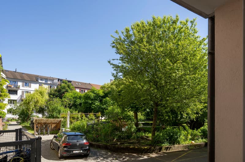 Premier occupant d'un charmant appartement 2,5 pièces, partiellement meublé avec un espace de sièges et une belle cour intérieure (13)