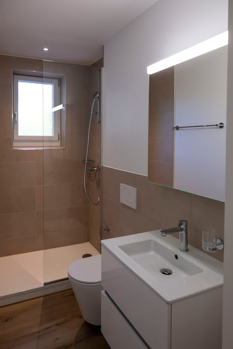 Premier occupant d'un charmant appartement 2,5 pièces, partiellement meublé avec un espace de sièges et une belle cour intérieure (7)