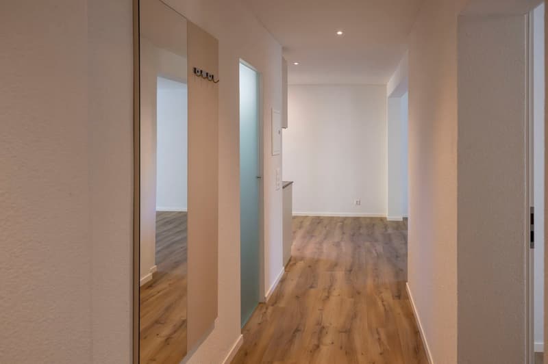 Premier occupant d'un charmant appartement 2,5 pièces, partiellement meublé avec un espace de sièges et une belle cour intérieure (5)