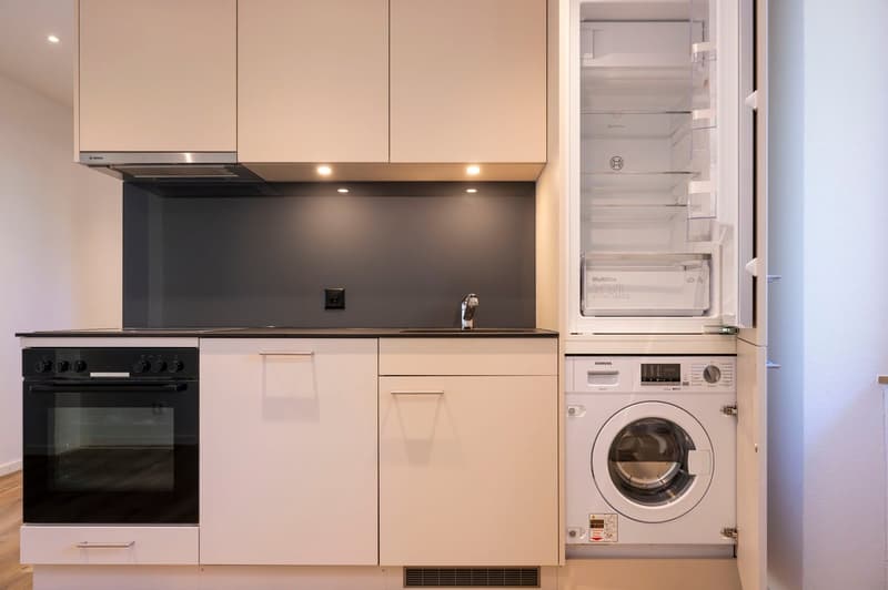 Premier occupant d'un charmant appartement 2,5 pièces, partiellement meublé avec un espace de sièges et une belle cour intérieure (2)