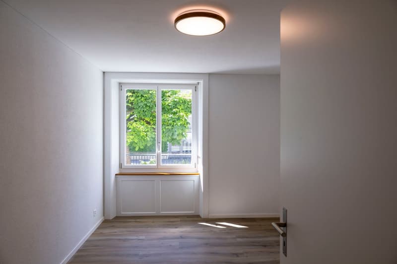 Premier occupant d'un charmant appartement 2,5 pièces, partiellement meublé avec un espace de sièges et une belle cour intérieure (8)