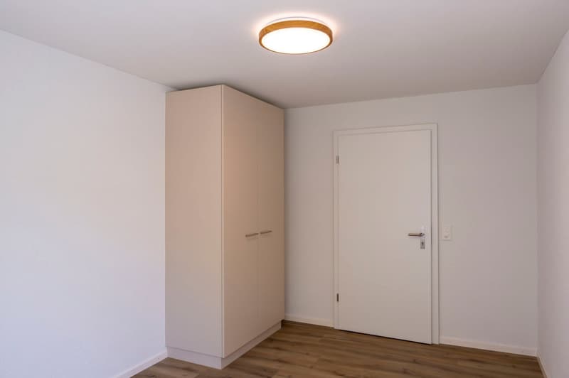 Premier occupant d'un charmant appartement 2,5 pièces, partiellement meublé avec un espace de sièges et une belle cour intérieure (9)