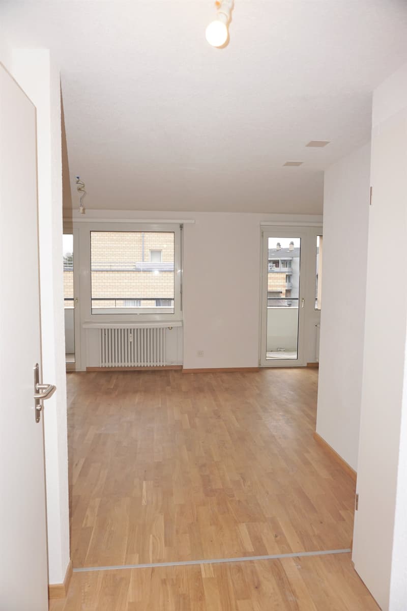 An Zentraler Lage total sanierte moderne 1,5 Zimmer mit Waschmaschine/Tumbler und grossem Balkon (2)
