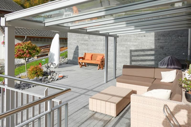 Oberer Sitzplatz (Südwest-Ausrichtung) mit Glasüberdachung