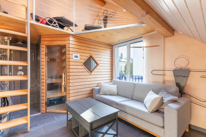 Wellnessbereich mit Sauna, Dusche und Galerie