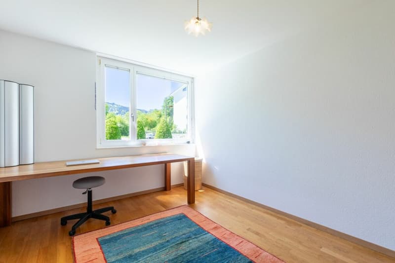 Angenehmer Eichenparkett in der ganzen Wohnung