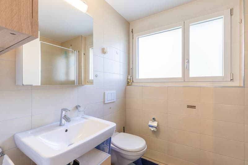 Modernes Bad mit Dusche