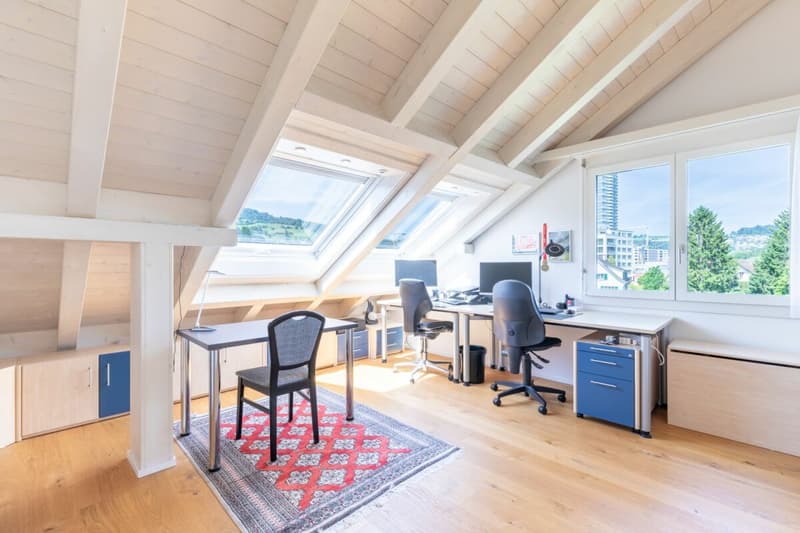 Geräumiges Eck-Zimmer