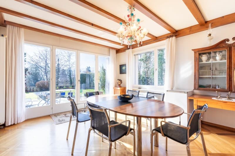 Esszimmer mit Zugang zum Garten