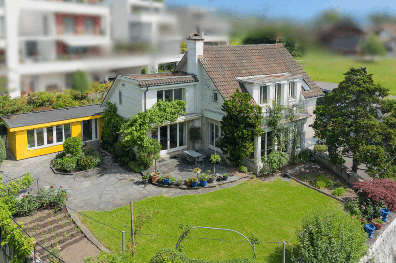 Hausansicht mit Garten und Sitzplatz