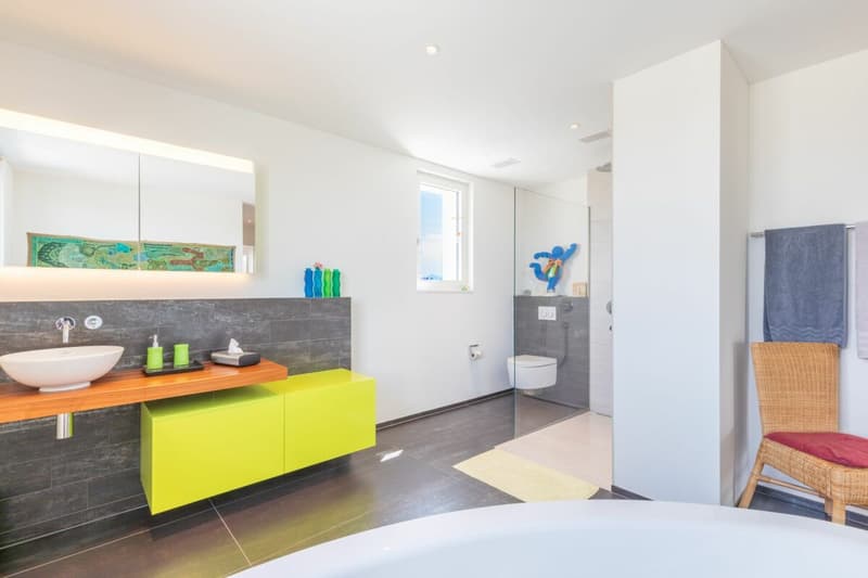 Das Bad en suite mit Dusche, freistehender Wanne und Closomat