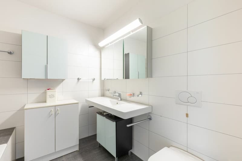 Badezimmer en suite mit Badewanne, Lavabo und WC