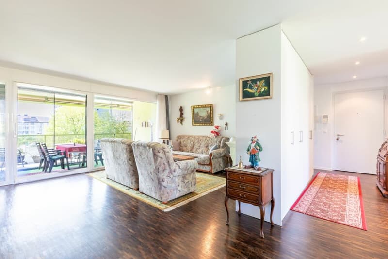 Eingangsbereich mit praktischen Wandschränken / Blick ins Wohnzimmer